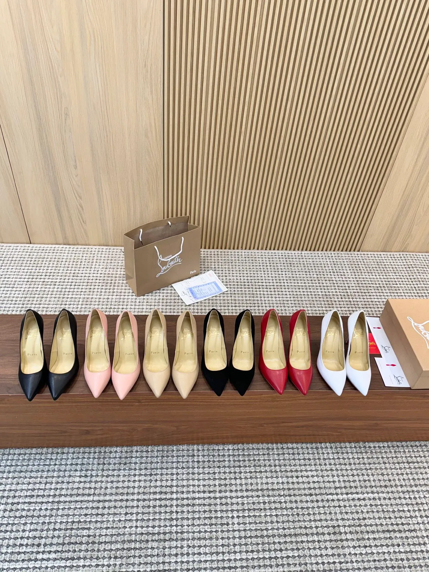 👟👟Ex-factory price 440👟👟 Genuine leather sole +40 Year-round shipment💝Christian Louboutin CL👠 Classic "Matte💎Cow Leather💎Series" noble and luxurious, real blingbling👟👟 Real materials, all customized by the pattern maker, and the materials are made of original customized materials to achieve the taste of the original 6 color options 💍 Upper: Imported 👉 cowhide 💪 Lining: Sheepskin foot pad/lining Size: 34-40.41.42 Heel height: 10.5cm and 8.5cm two options Leather sole Rubber sole